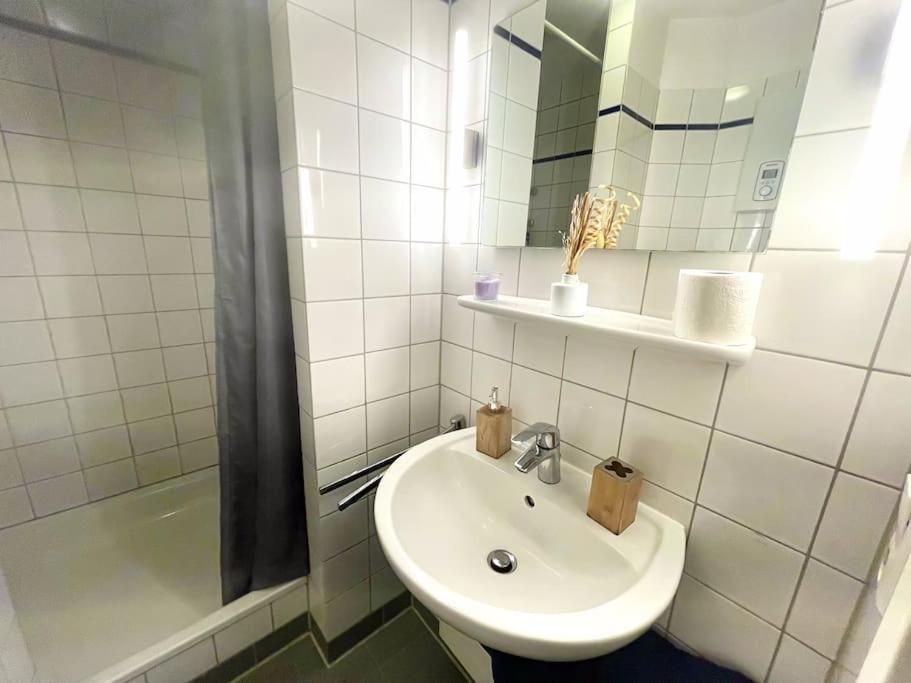 - Chilliges Zimmer In Duesseldorf Mit Balkon & Kueche; Big Tv And Bed - Düsseldorf Exterior foto