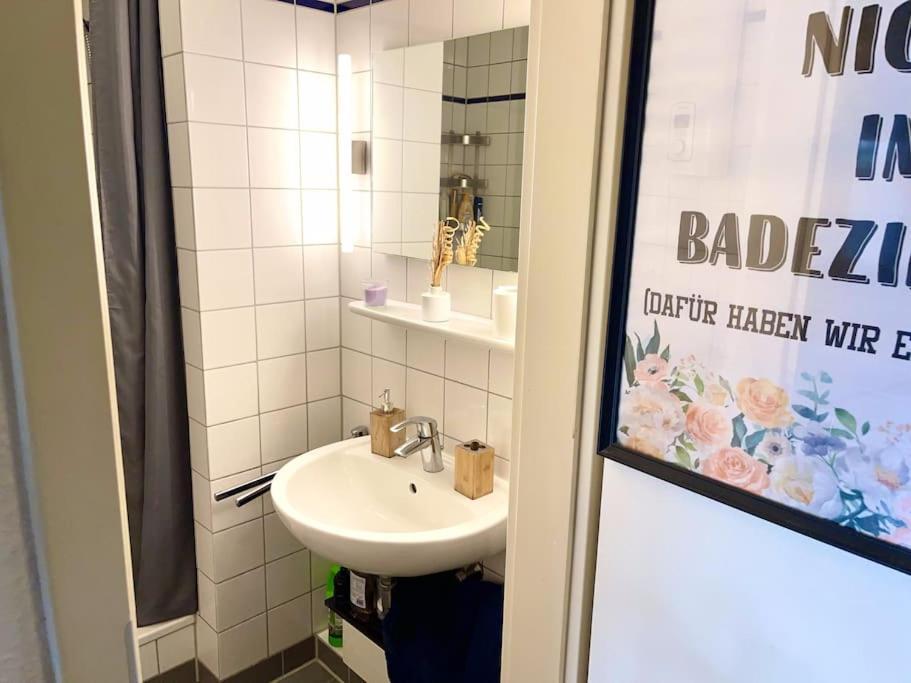 - Chilliges Zimmer In Duesseldorf Mit Balkon & Kueche; Big Tv And Bed - Düsseldorf Exterior foto